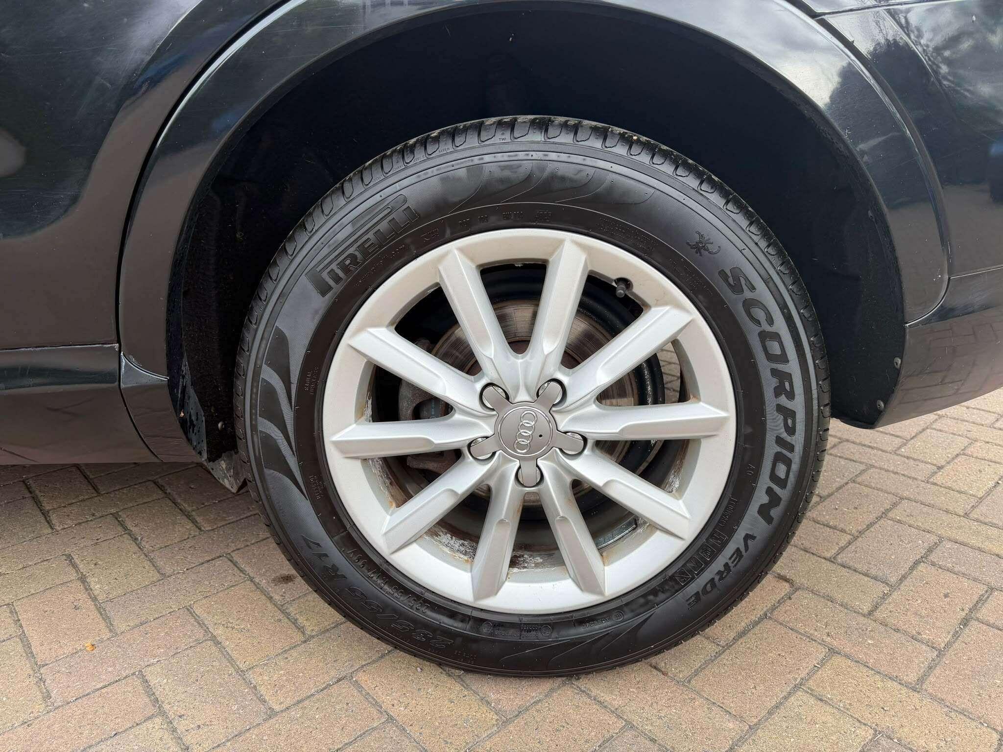 Audi Q3 view 7