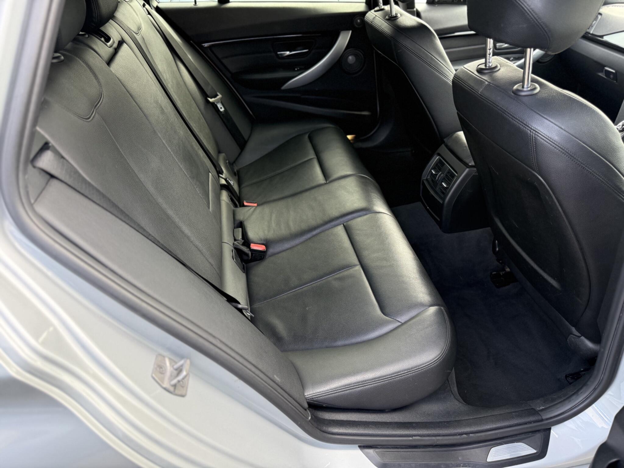 BMW 3 Series view 28
