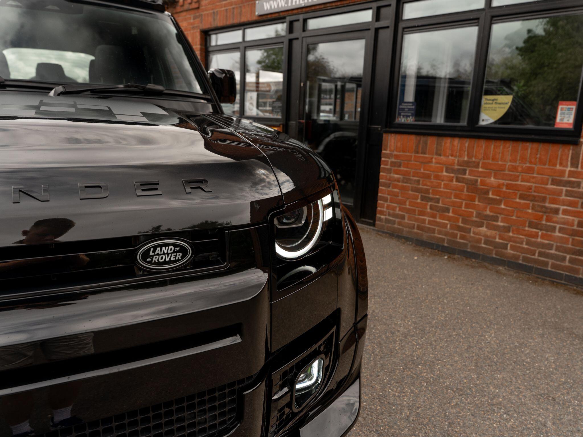 Land Rover Defender 110 view 21