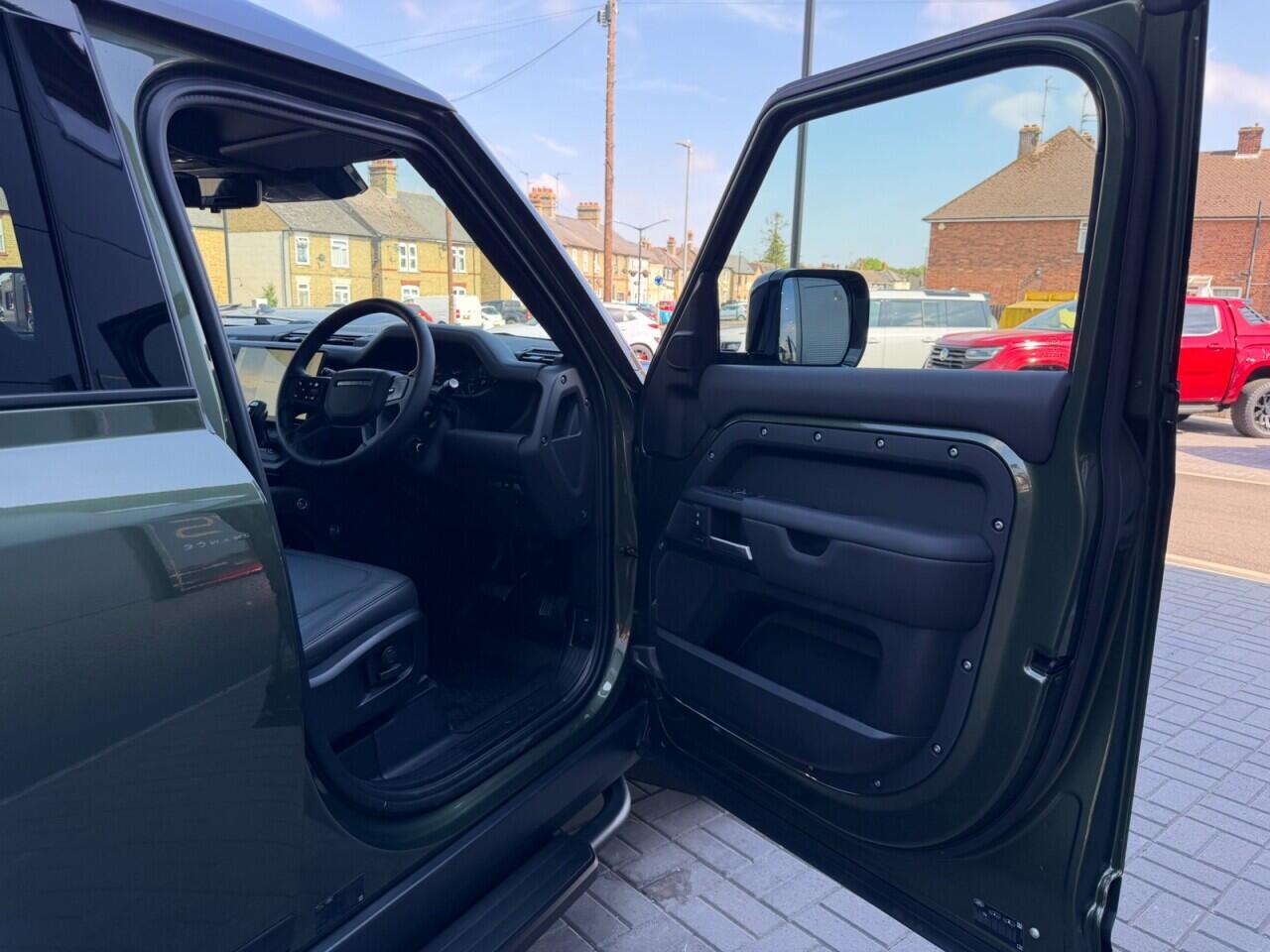 Land Rover Defender 110 view 18