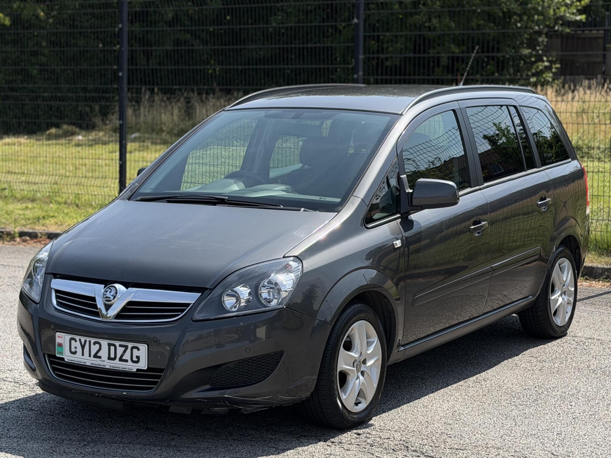 Vauxhall Zafira view 3