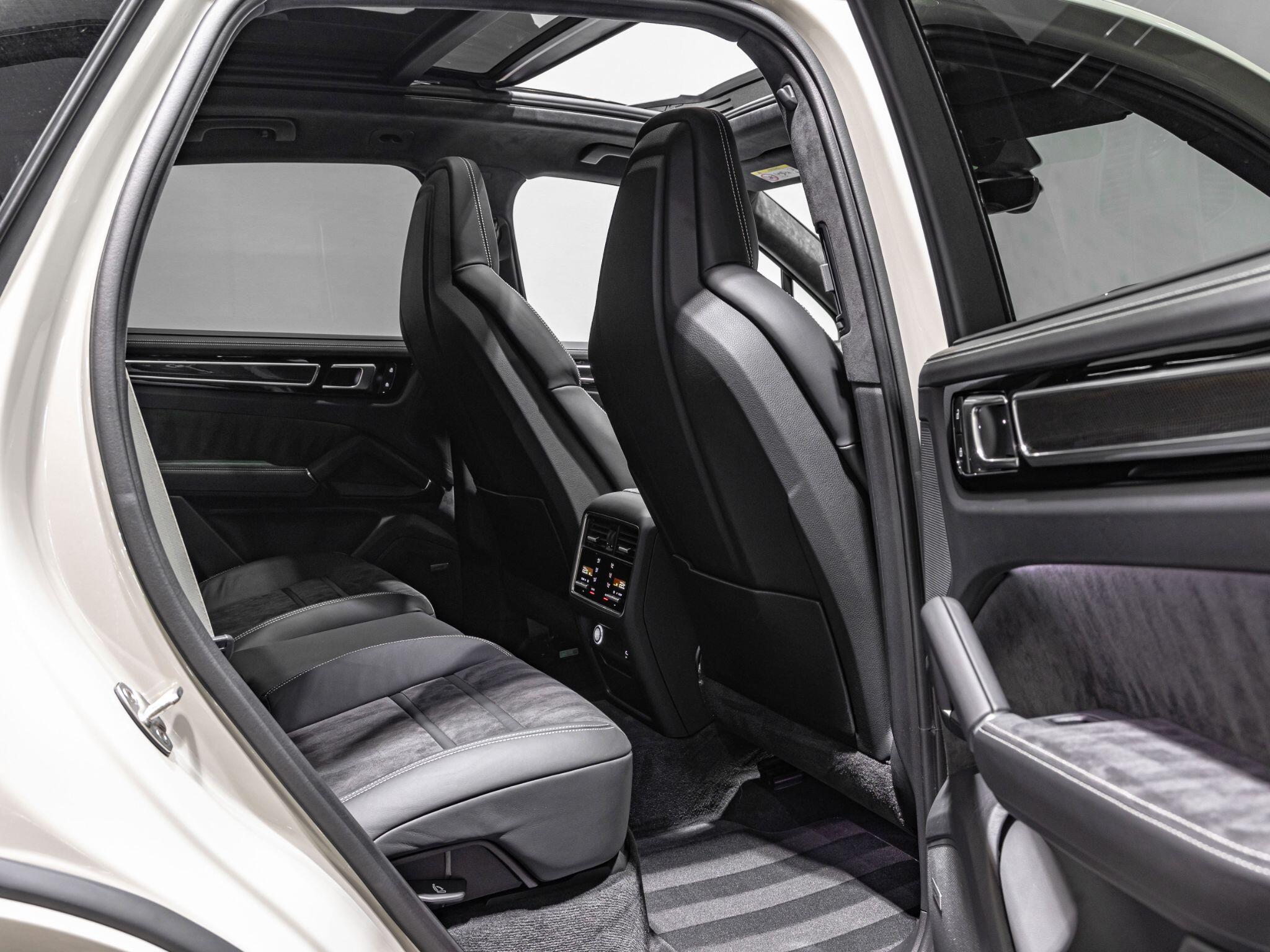 Porsche Cayenne view 29