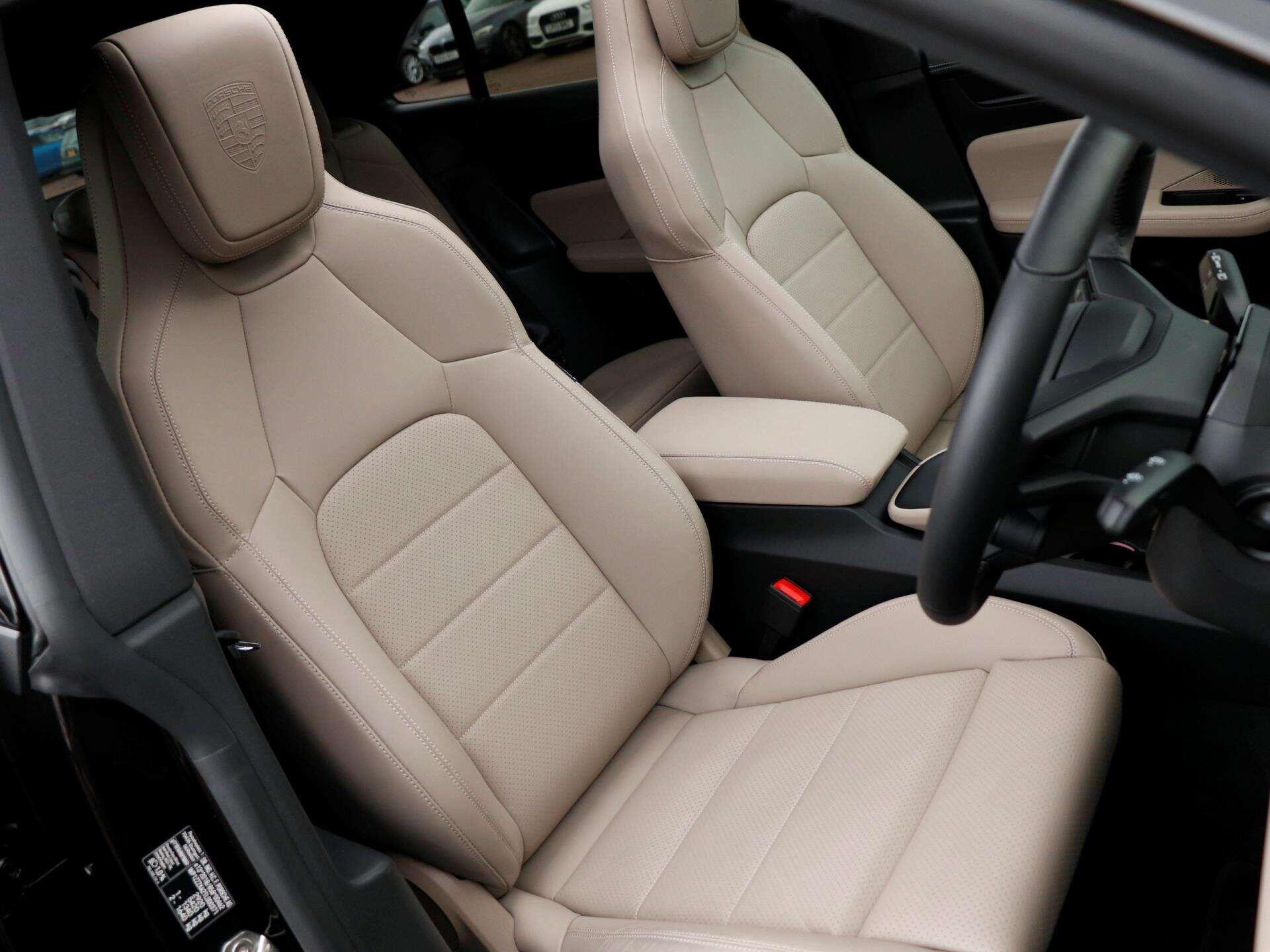Porsche Macan view 24