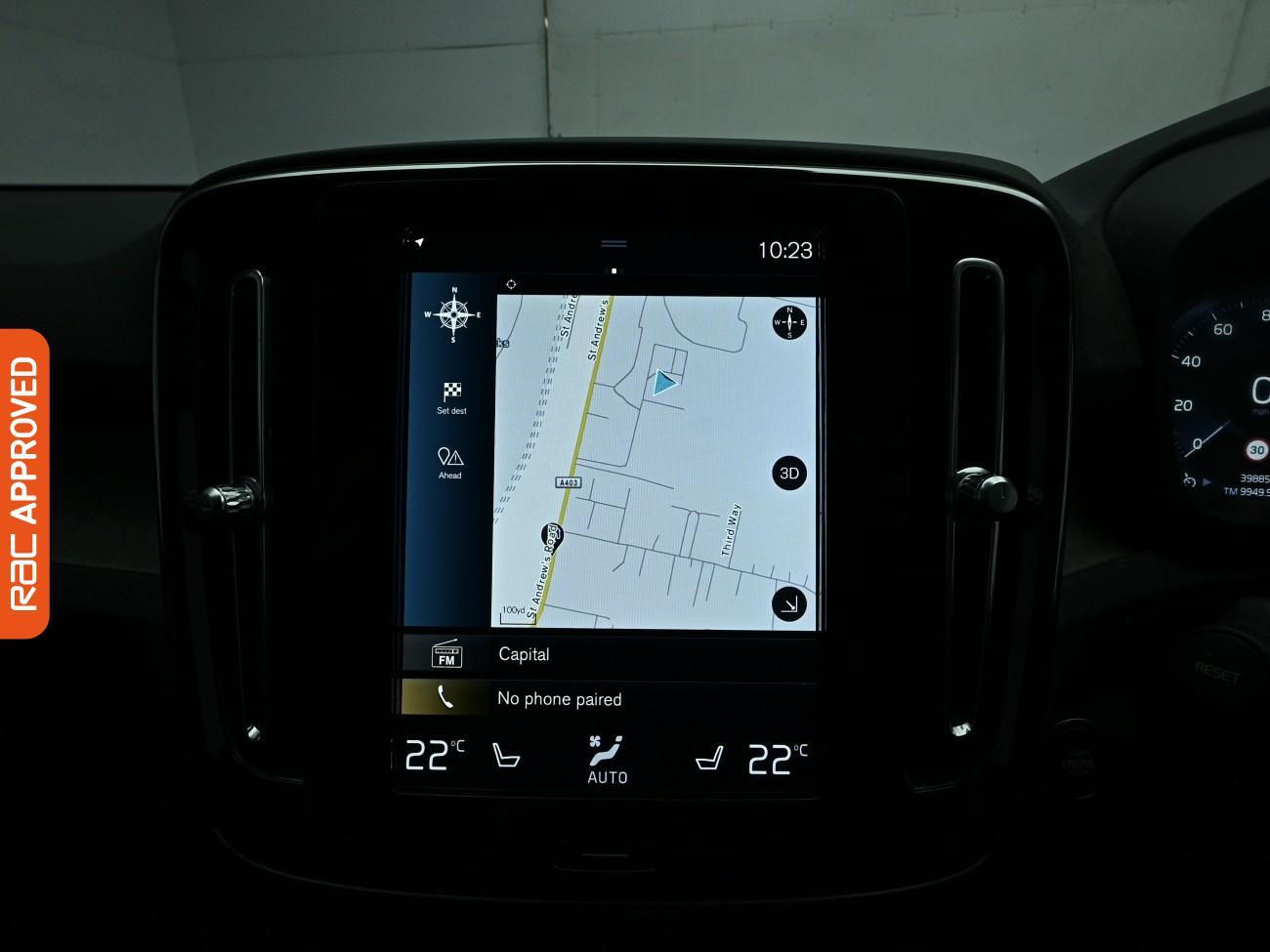 Volvo XC40 view 3