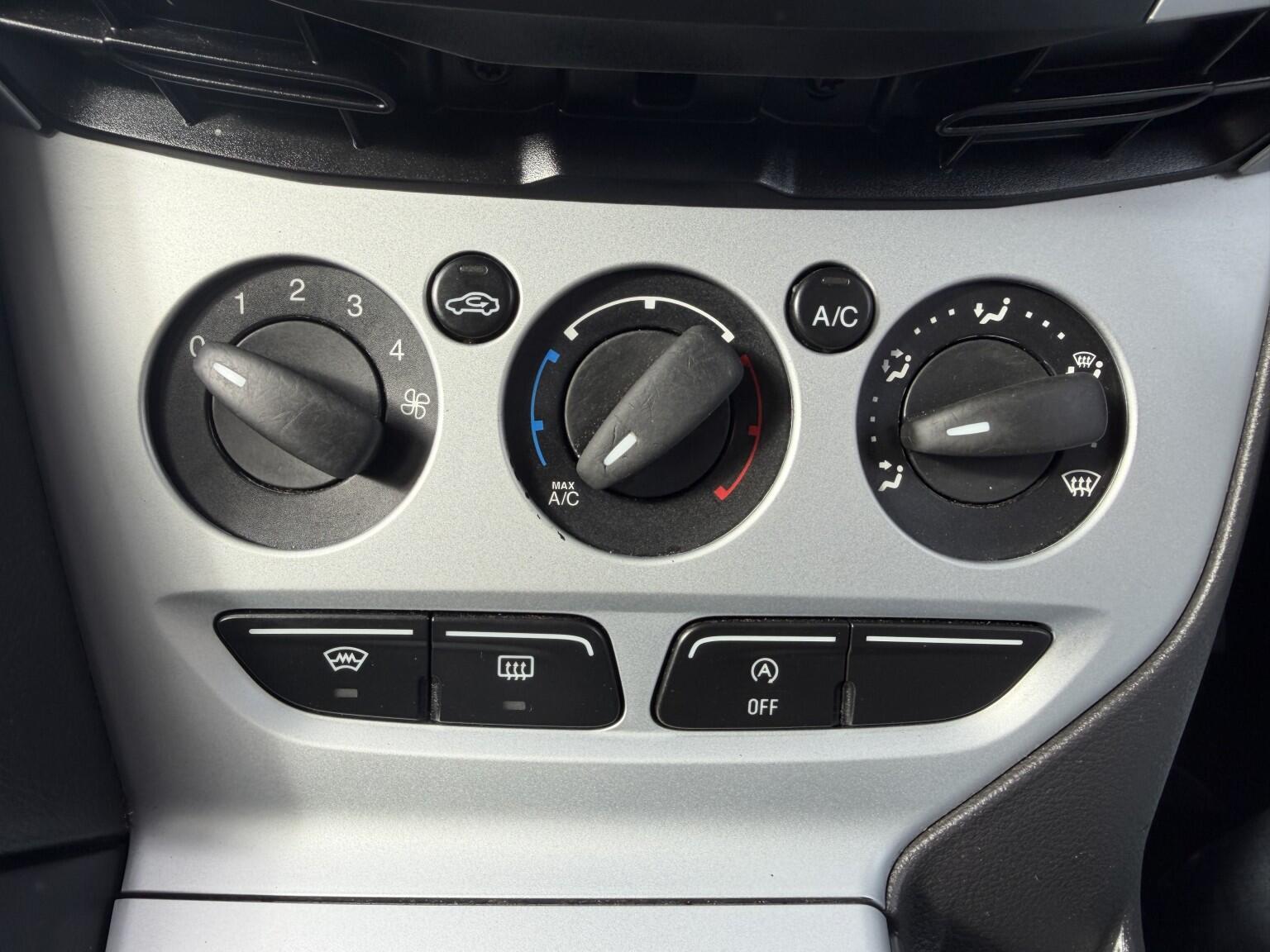 Ford Focus view 32