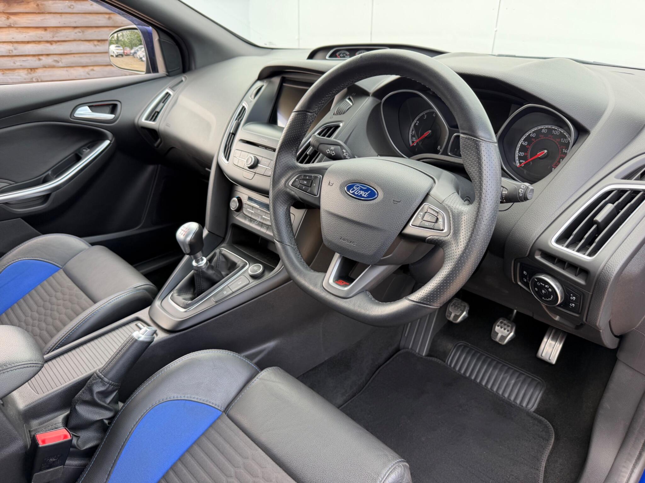 Ford Focus view 11