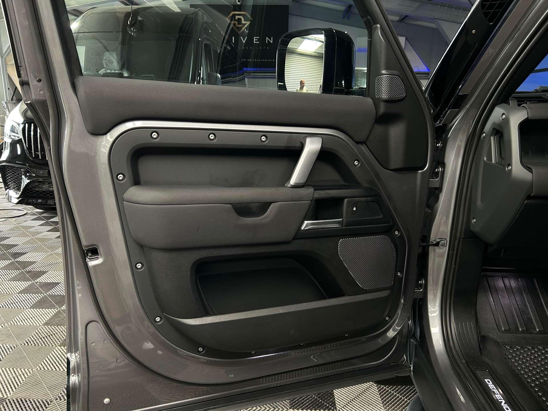 Land Rover Defender 110 view 38