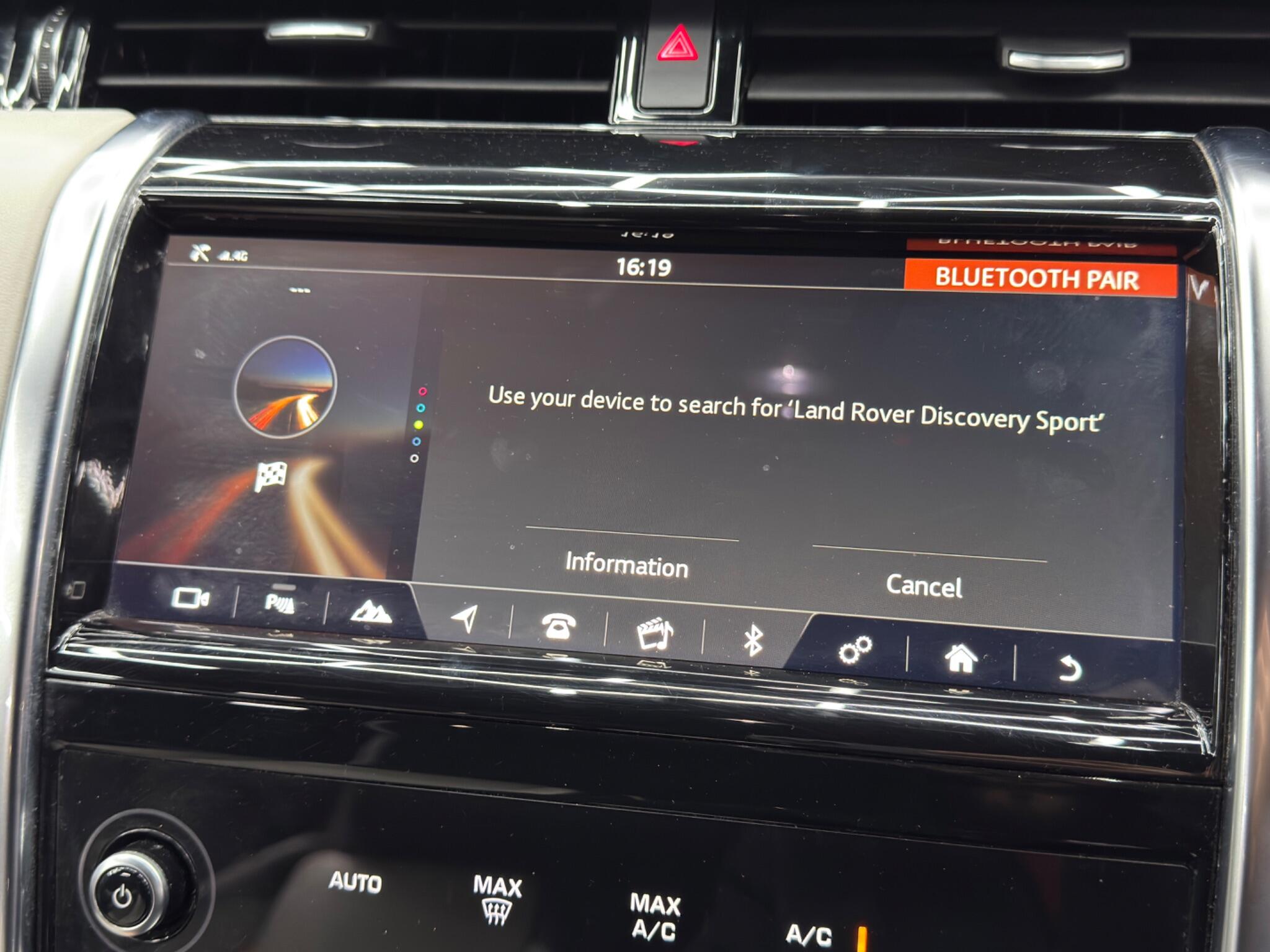 Land Rover Discovery Sport view 34