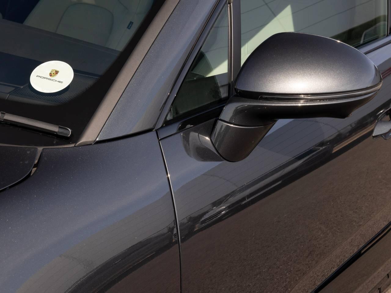 Porsche Macan view 16