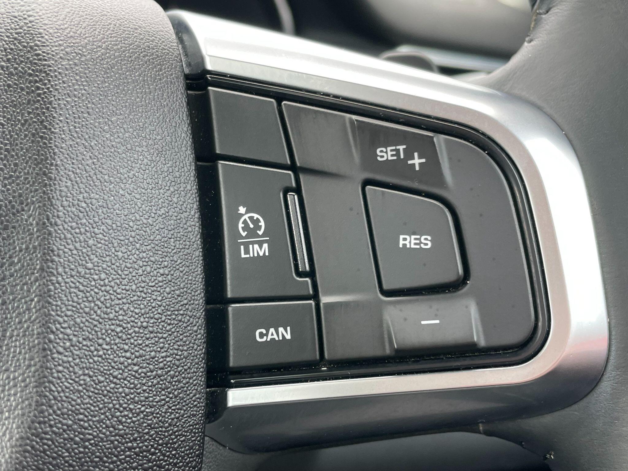 Land Rover Discovery Sport view 31