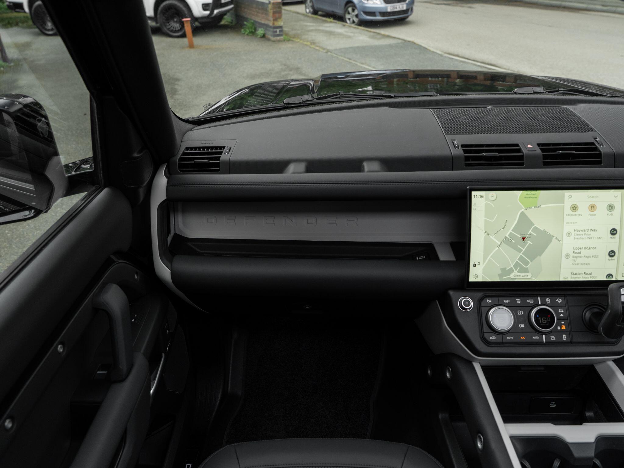 Land Rover Defender 110 view 38