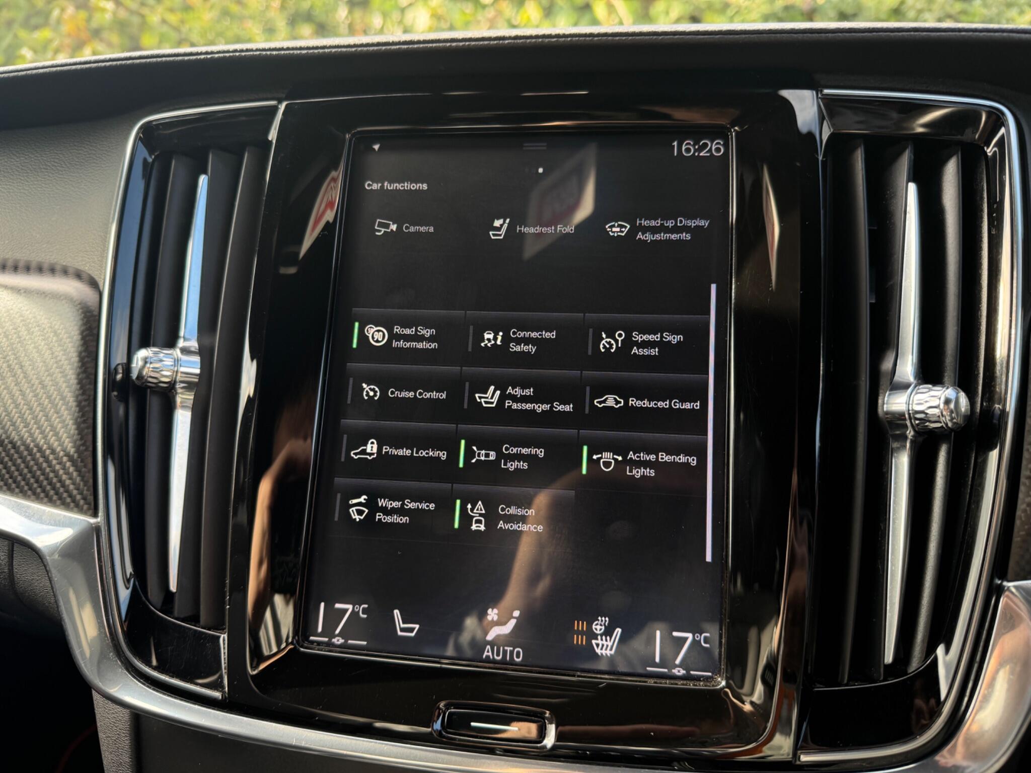 Volvo V90 Cross Country view 42