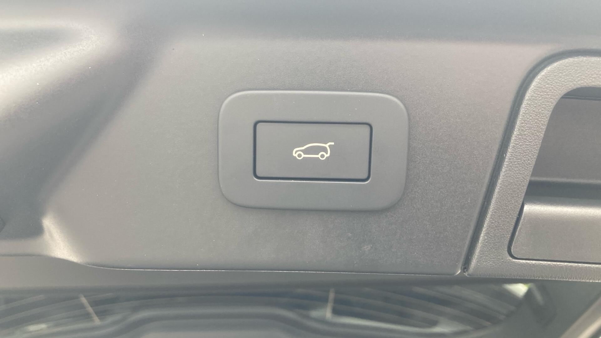 Land Rover Range Rover Velar view 47