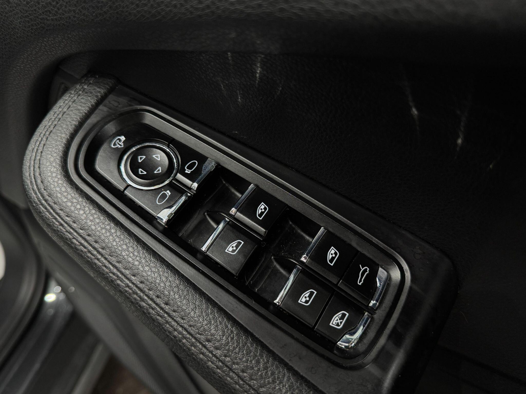 Porsche Macan view 29