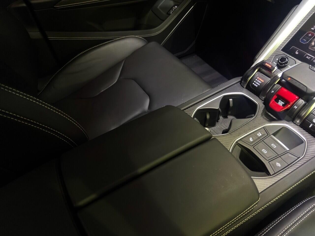 Lamborghini Urus view 17