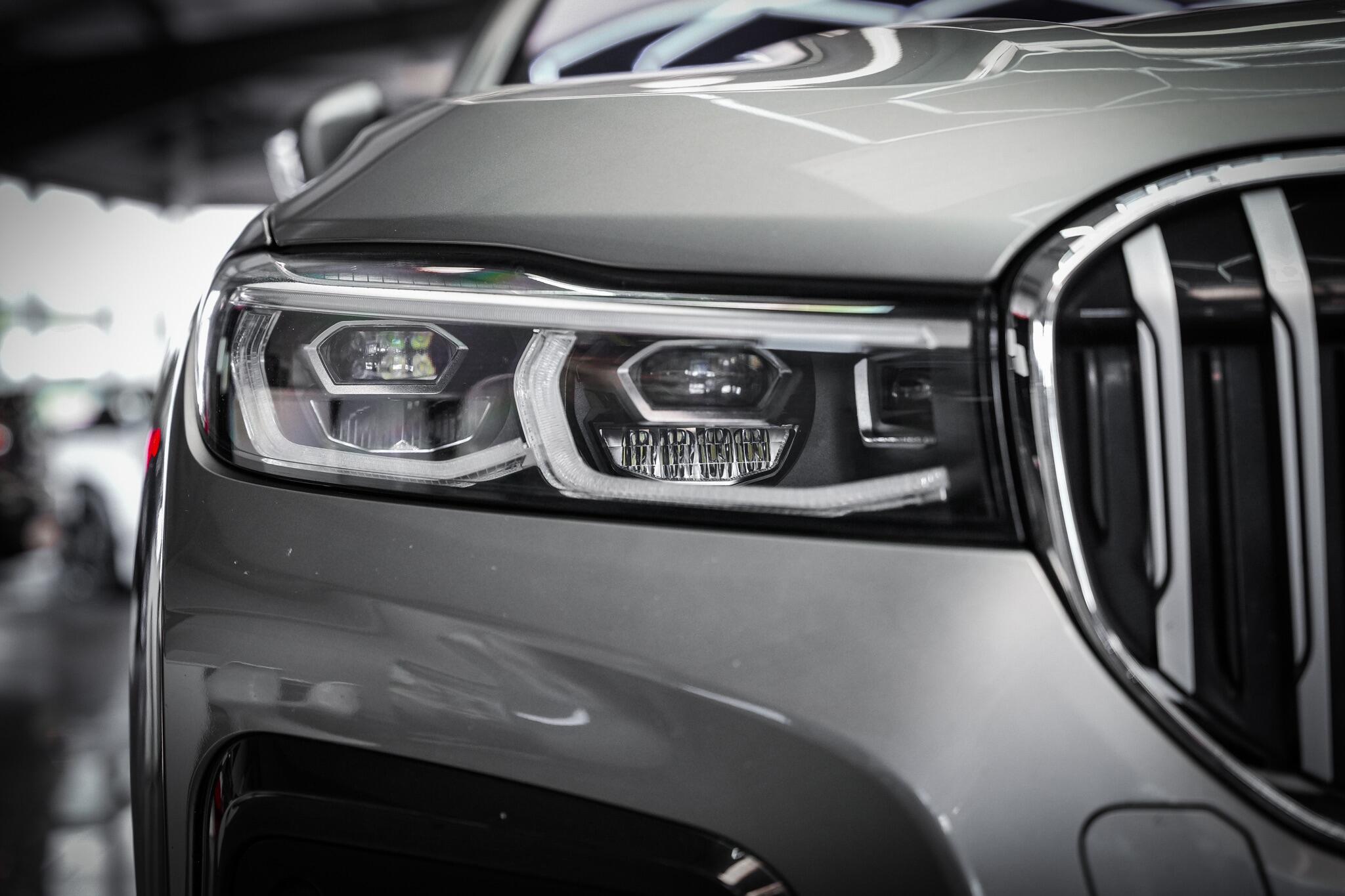 BMW 7 Series view 32