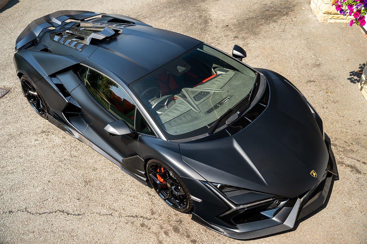 Lamborghini Revuelto view 31