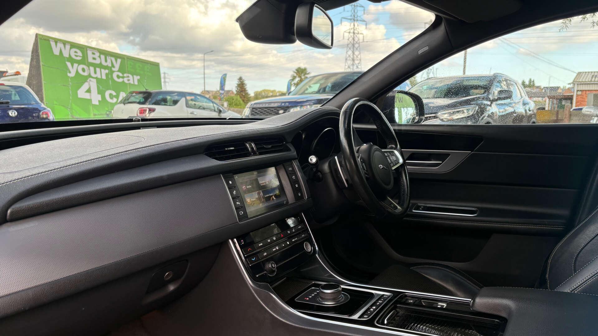 Jaguar XF view 18