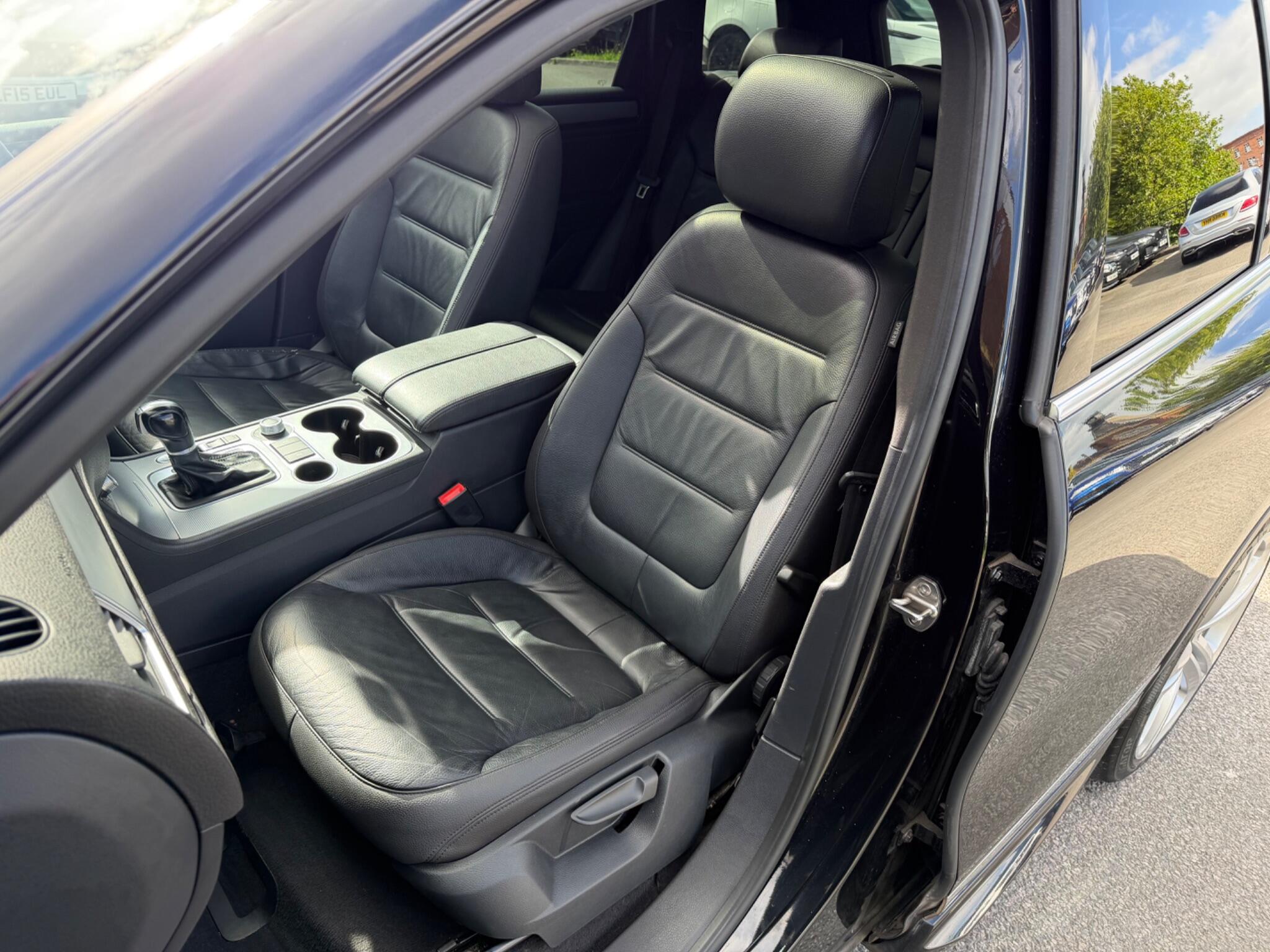 Volkswagen Touareg view 19