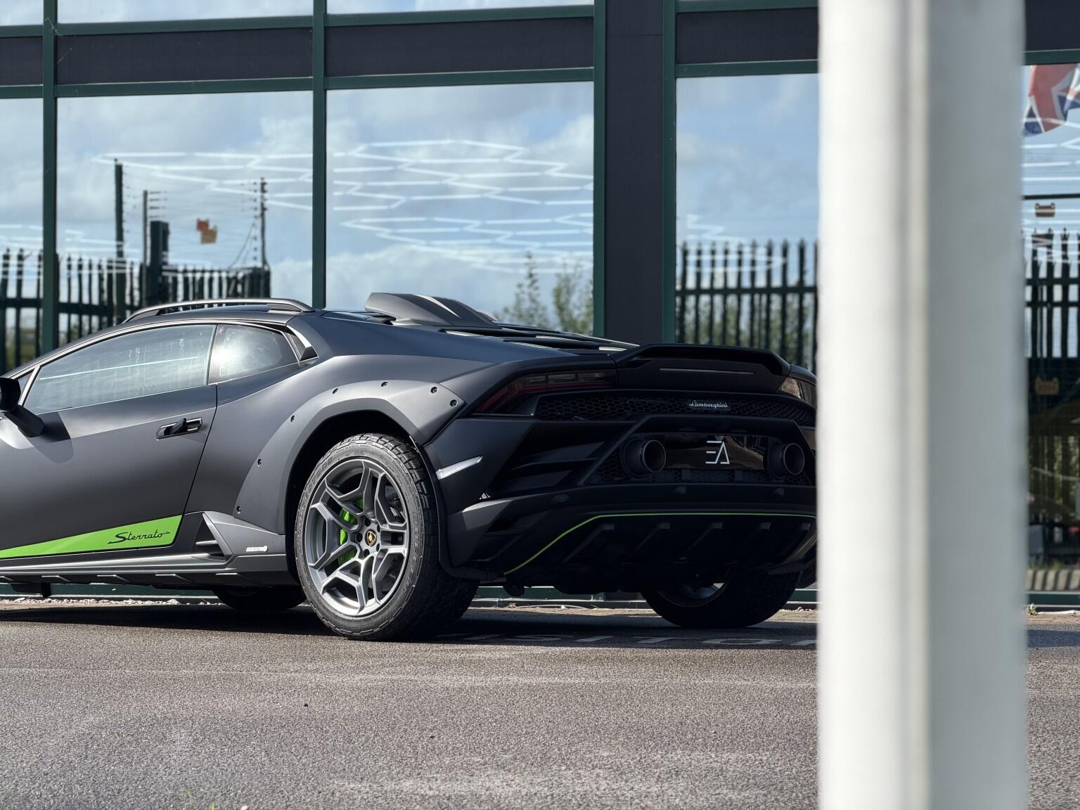 Lamborghini Huracan view 29