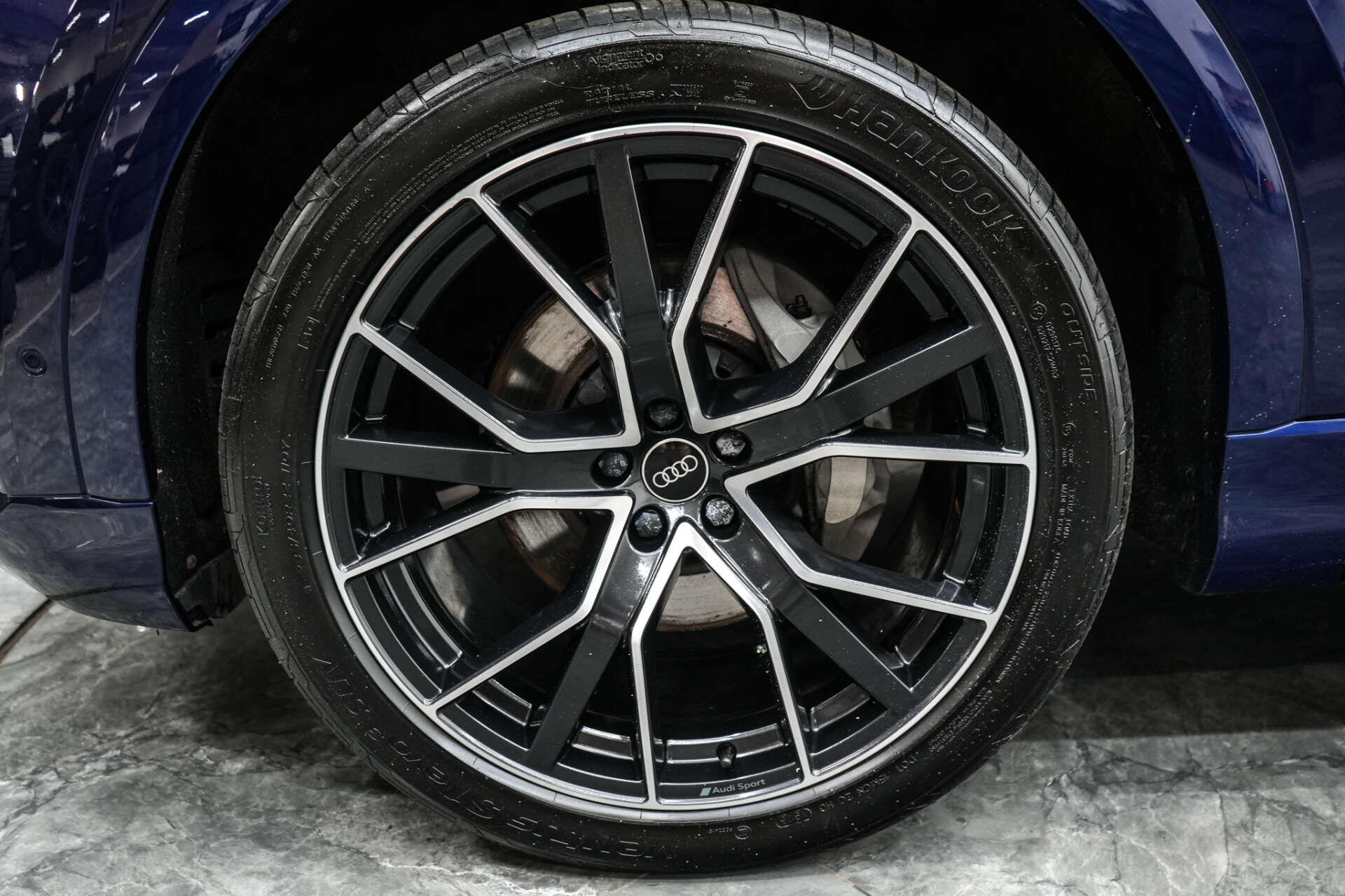 Audi Q8 view 8