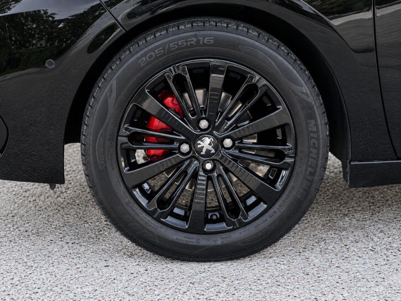 Peugeot 208 view 11