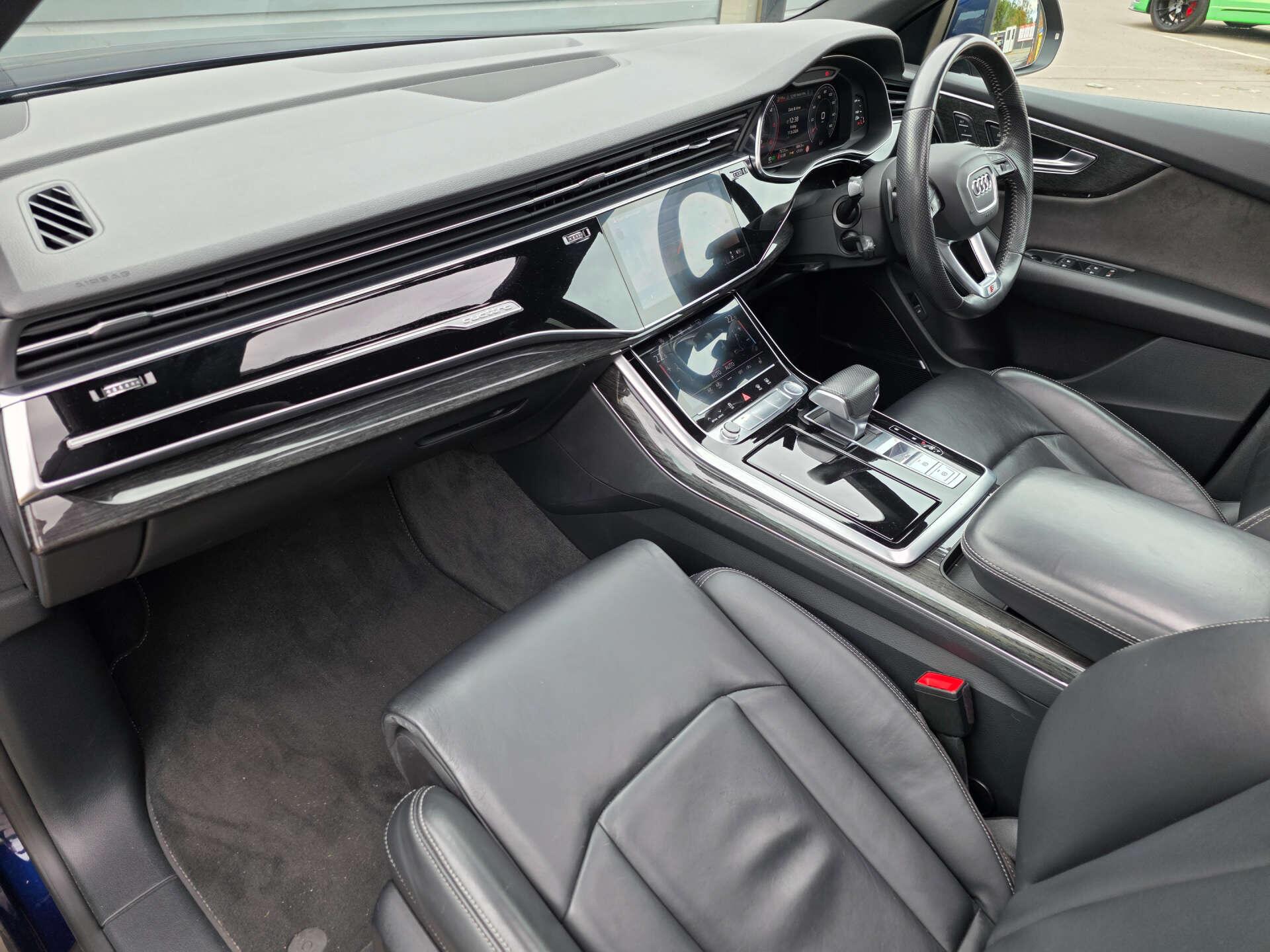 Audi Q8 view 20