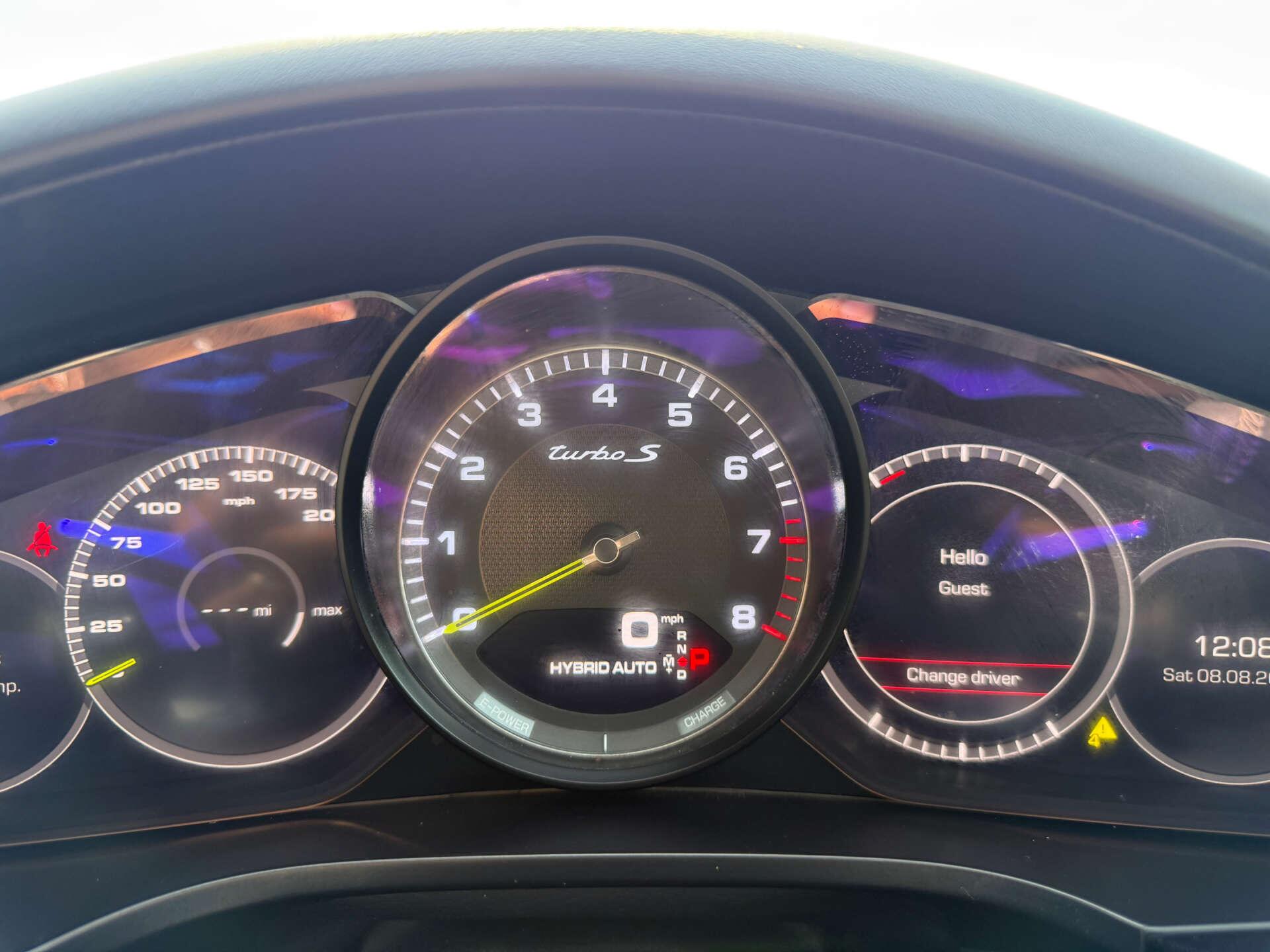 Porsche Cayenne view 43