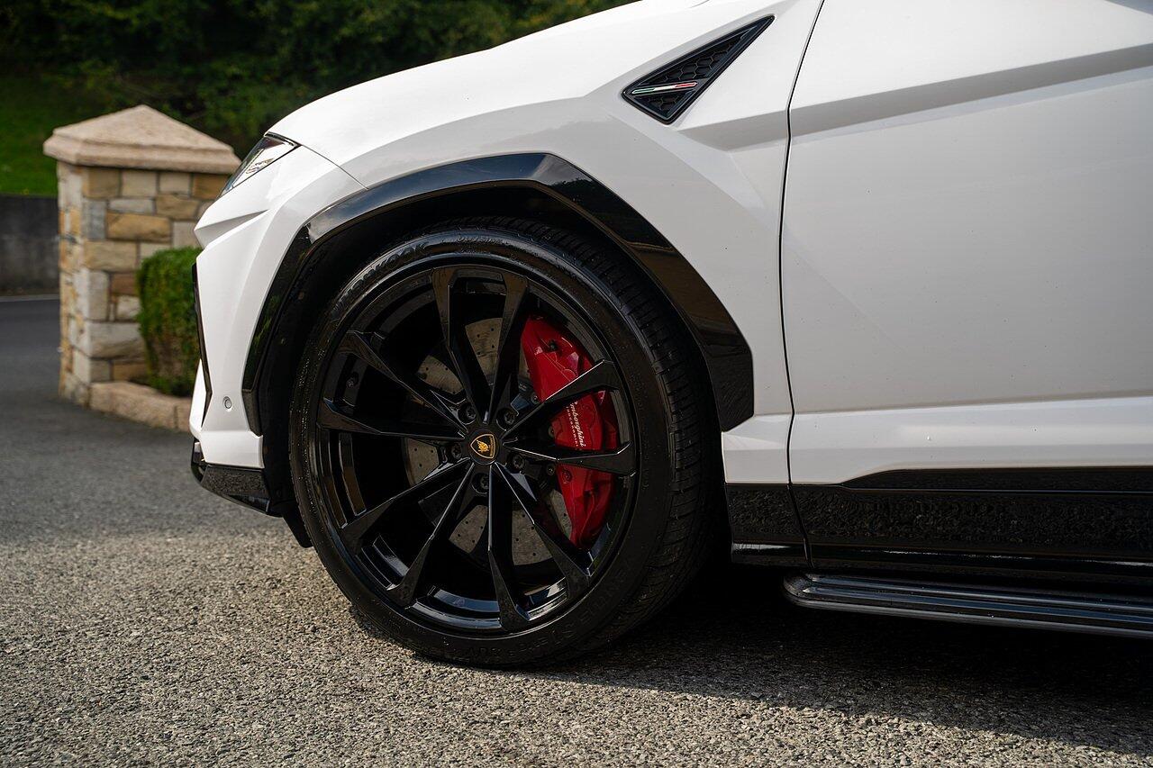 Lamborghini Urus view 102