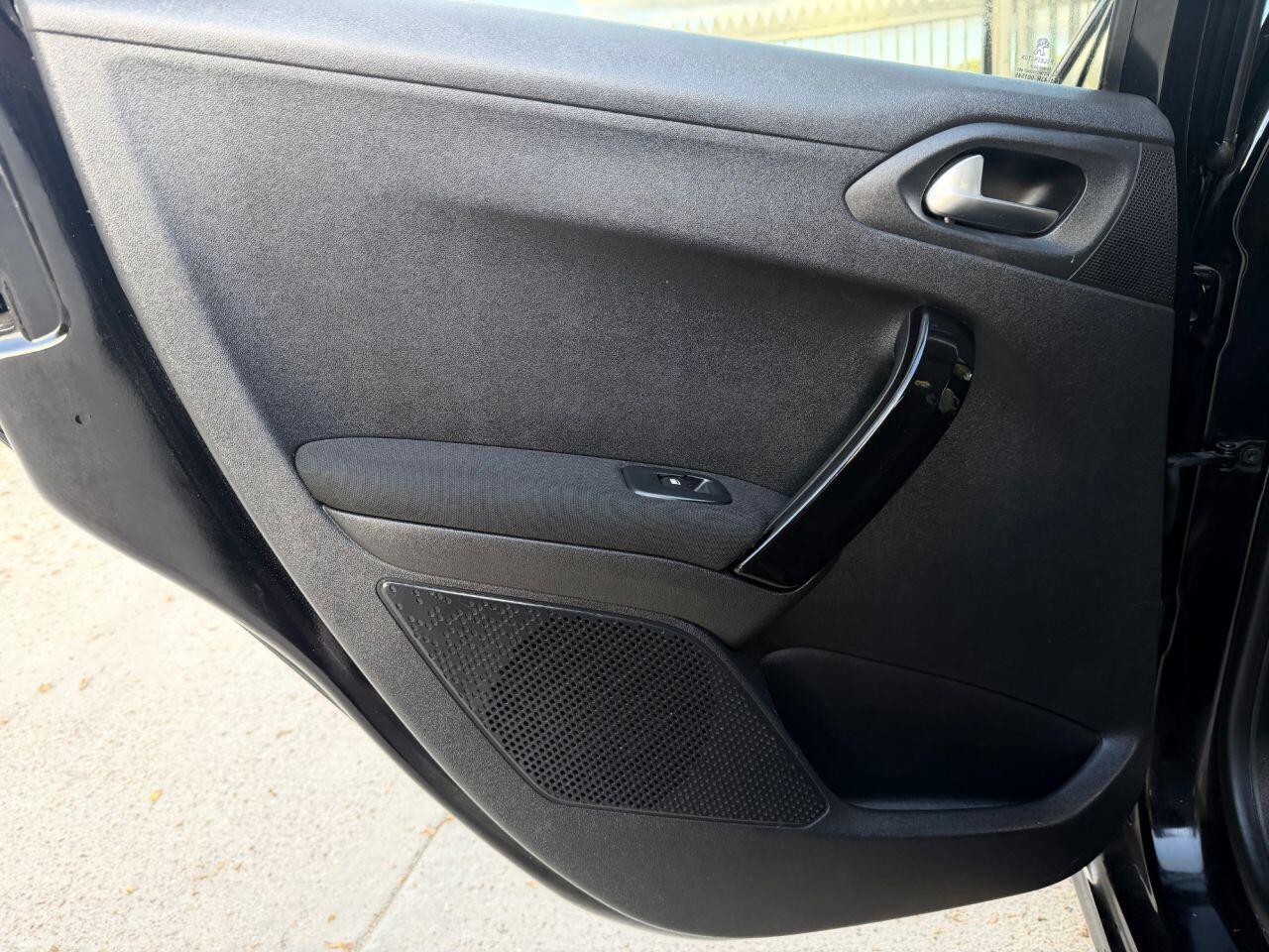 Peugeot 208 view 17