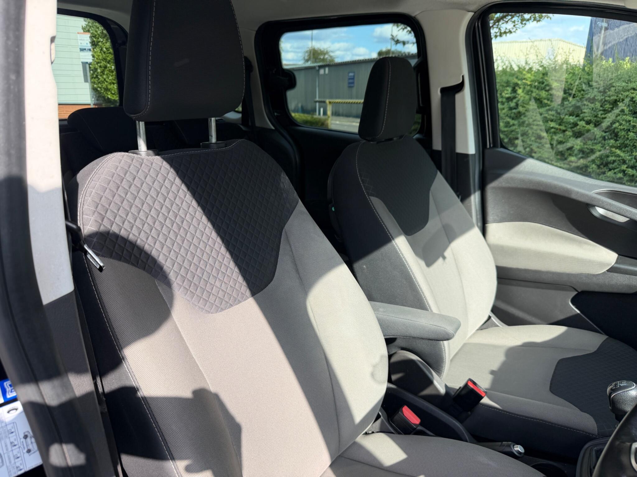 Ford Tourneo Courier view 5