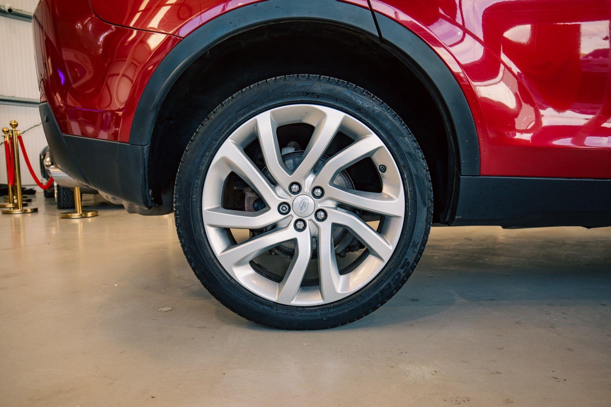 Land Rover Discovery Sport view 8