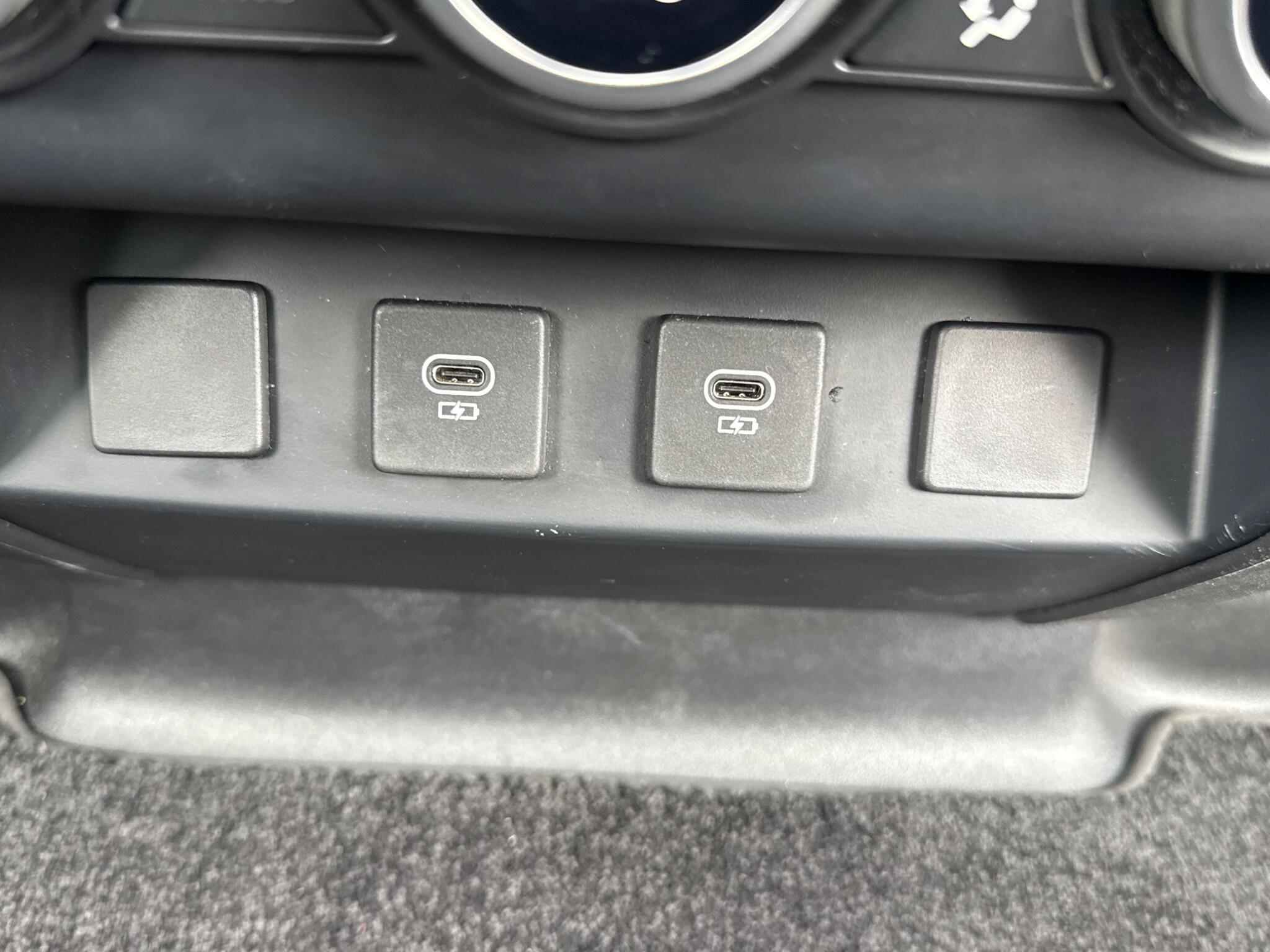 Land Rover Defender 130 view 26