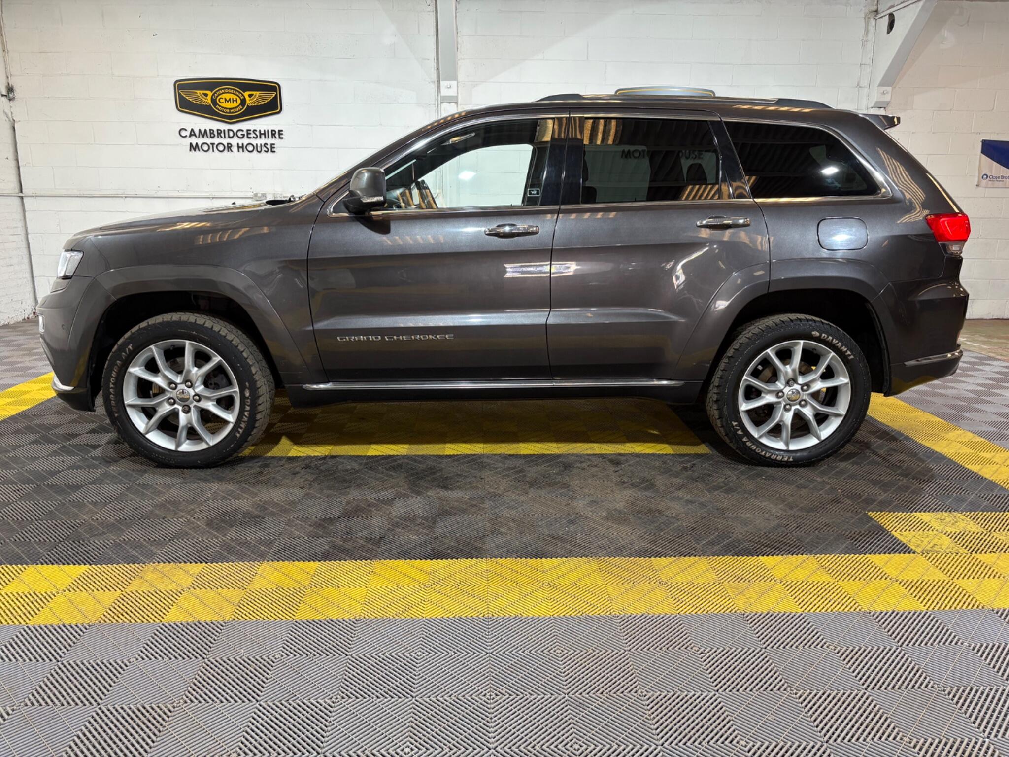 Jeep Grand Cherokee view 3