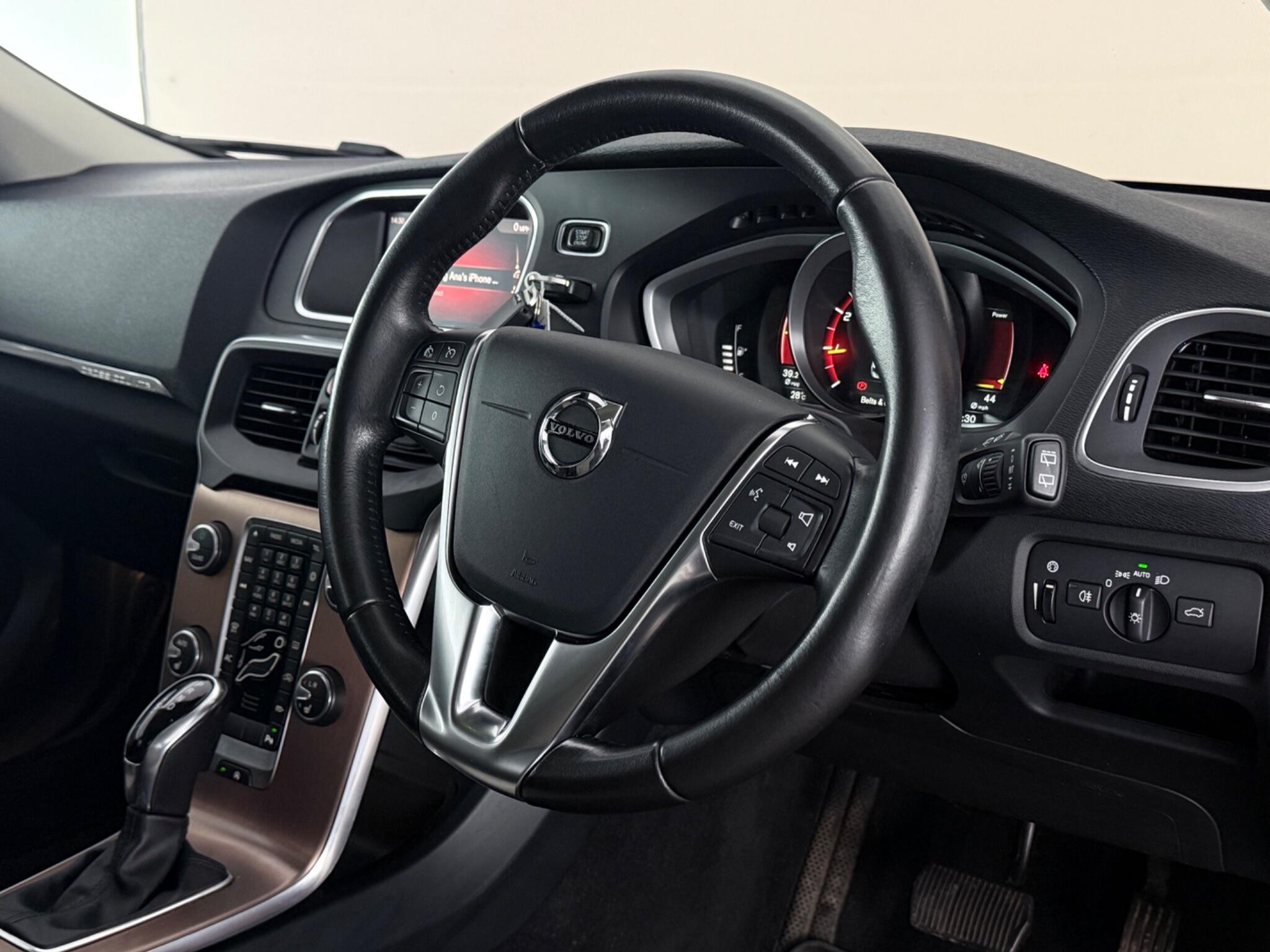 Volvo V40 Cross Country view 3