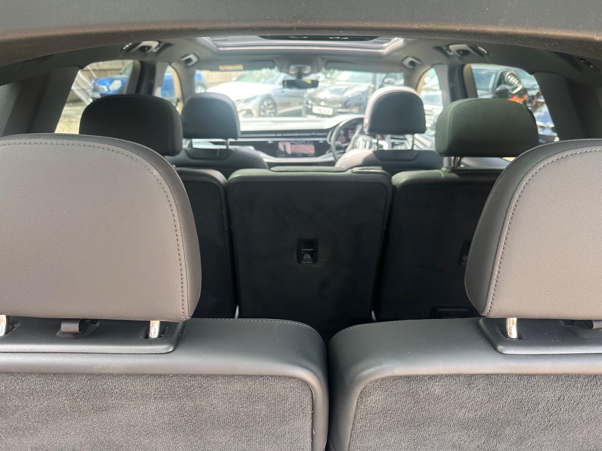 Audi Q7 view 9