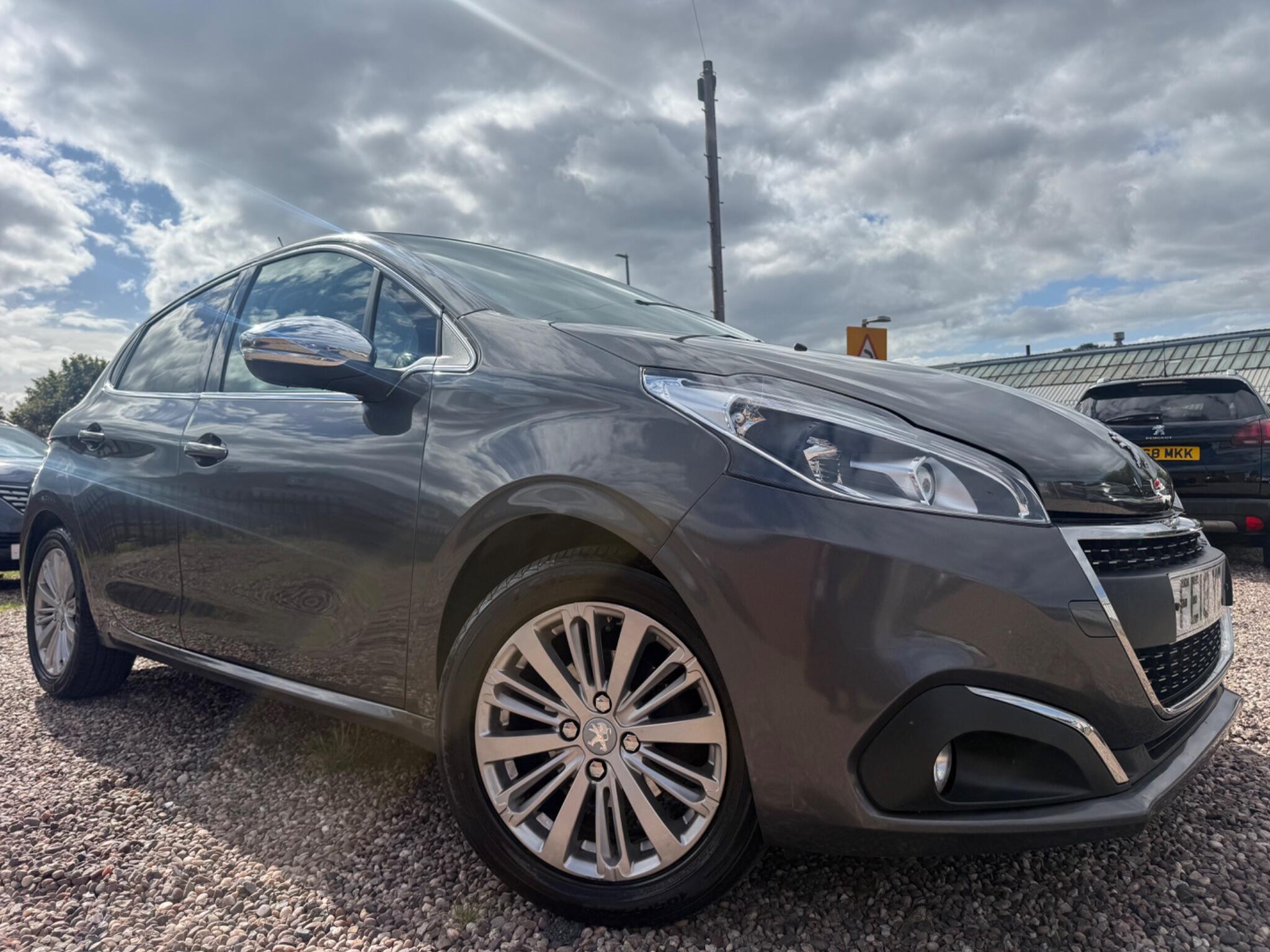 Peugeot 208 view 5