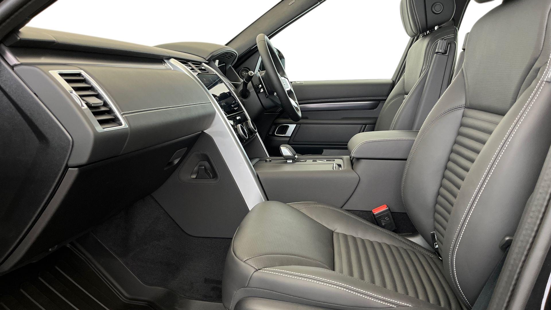 Land Rover Discovery view 3