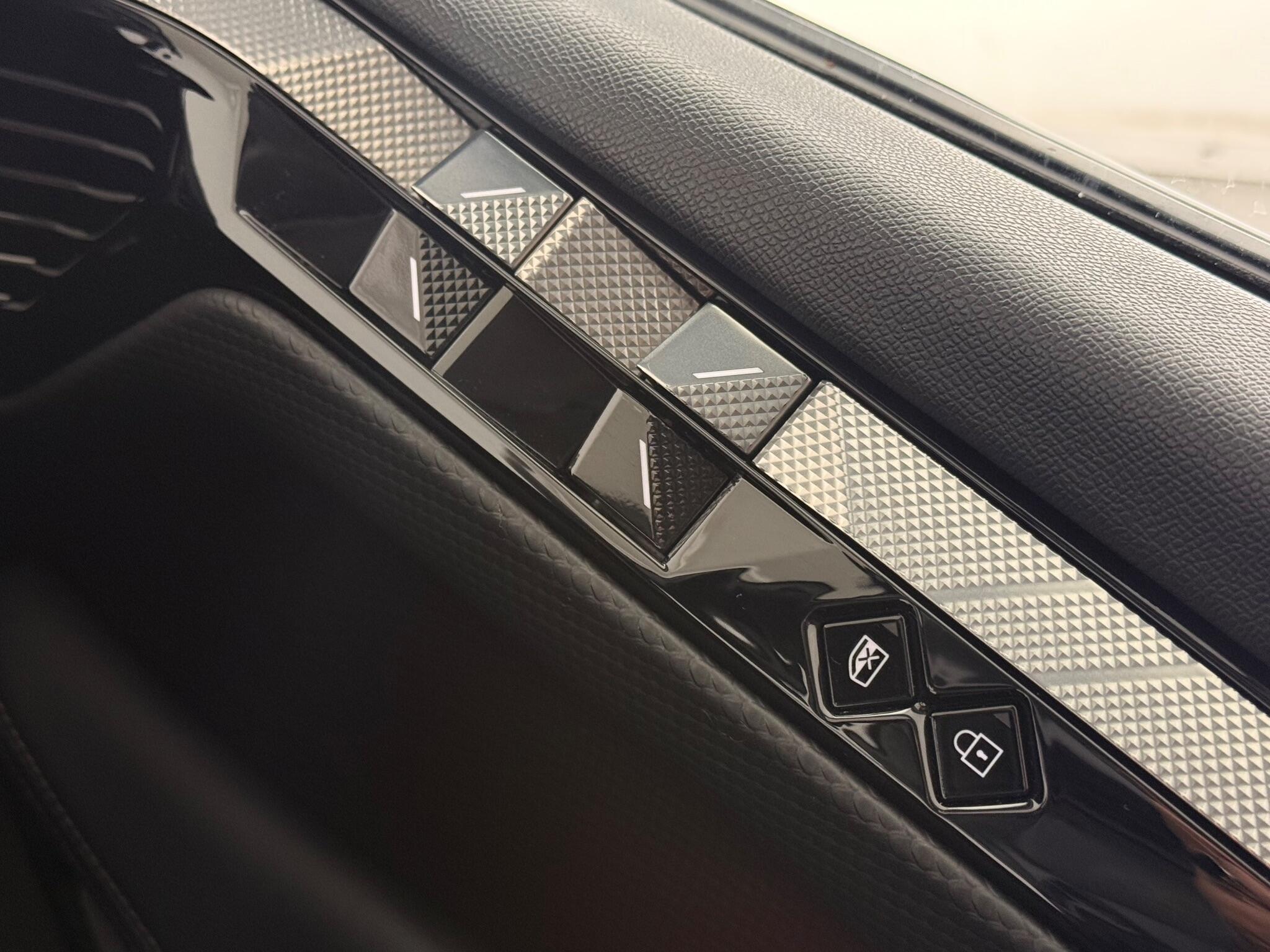 DS Automobiles DS 4 view 21