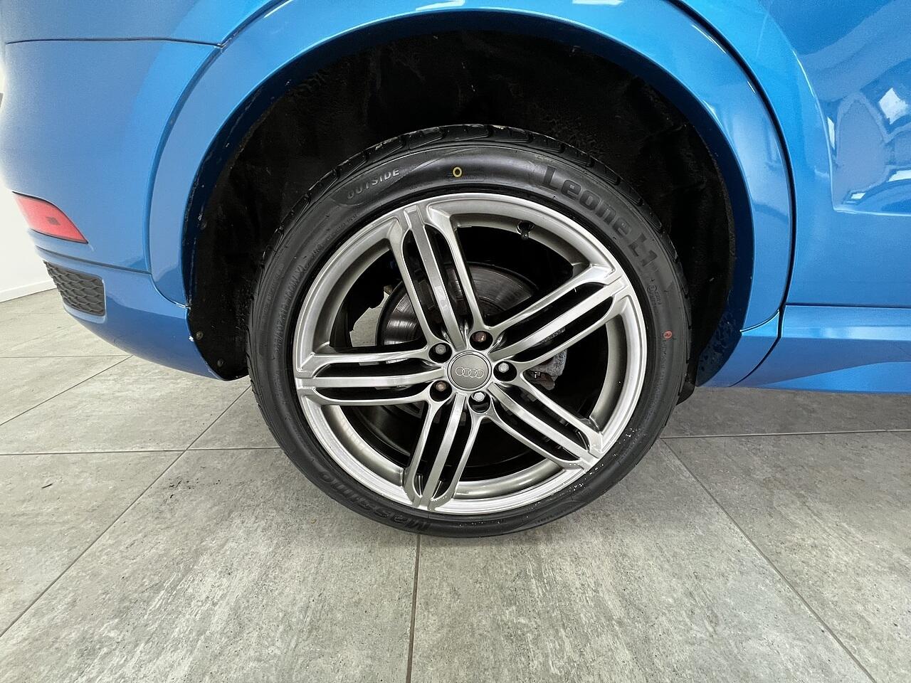 Audi Q3 view 21