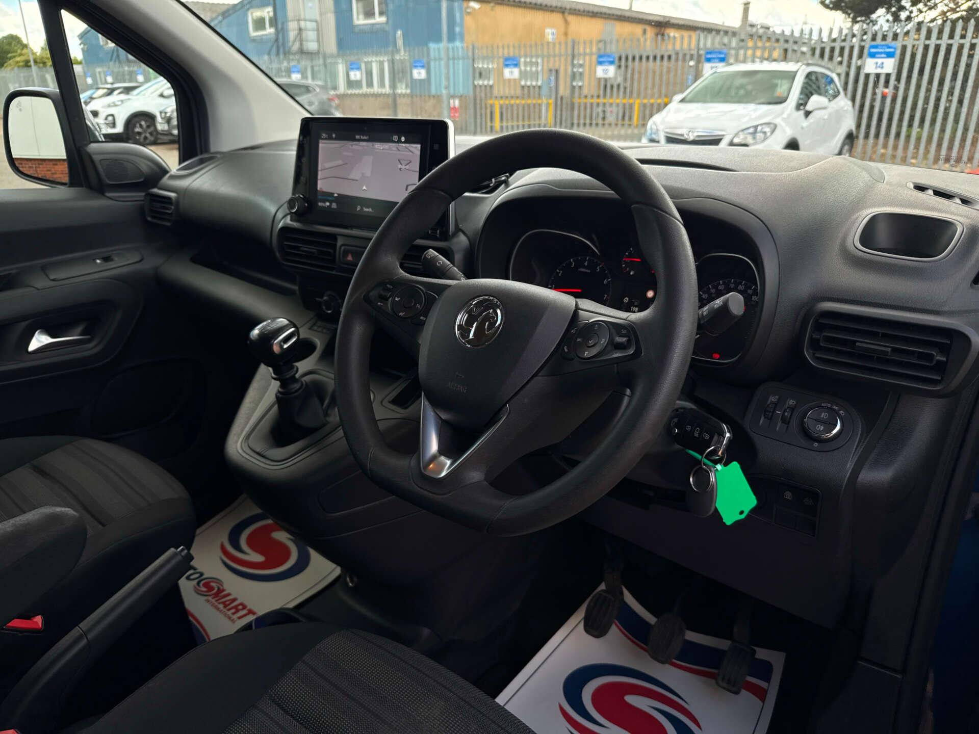 Vauxhall Combo Life view 16