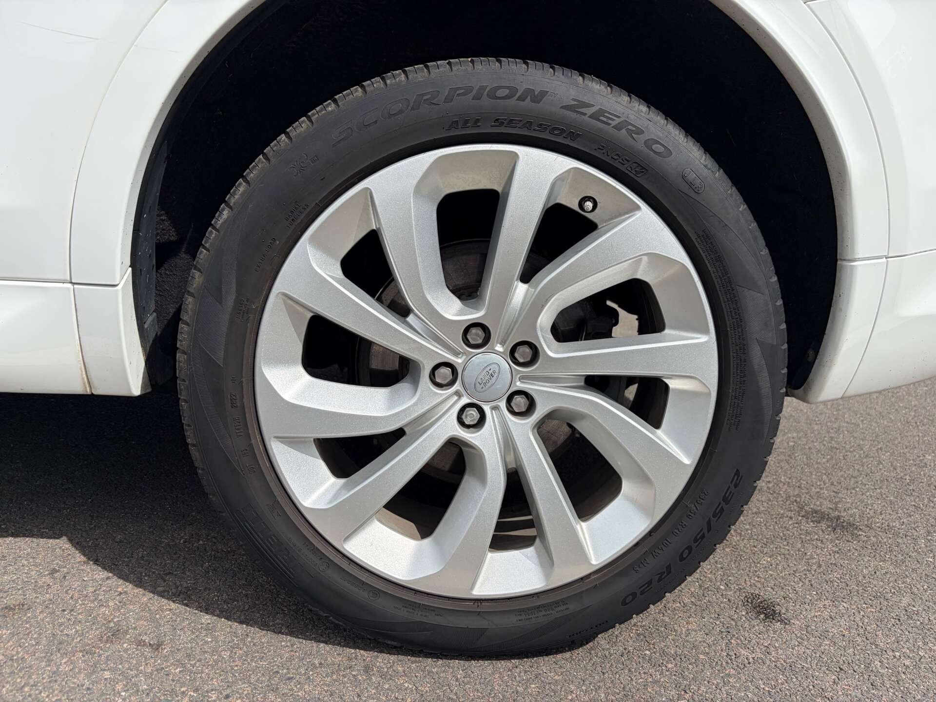 Land Rover Discovery Sport view 10