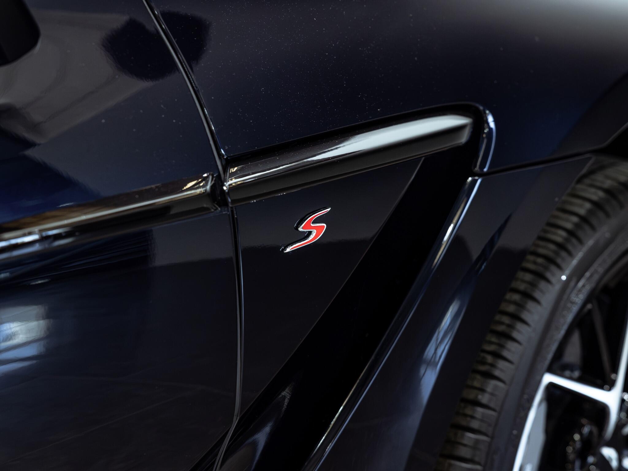 Aston Martin DBX view 15
