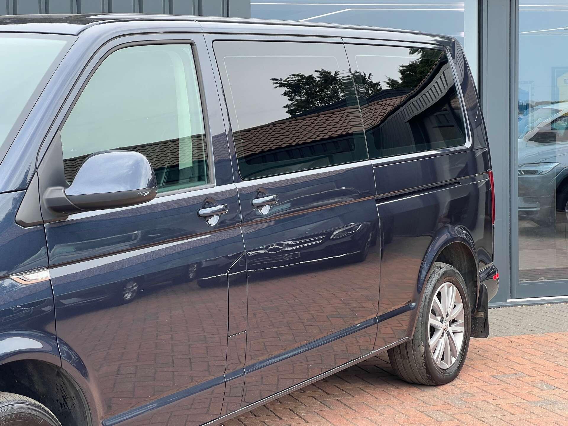 Volkswagen Caravelle view 3