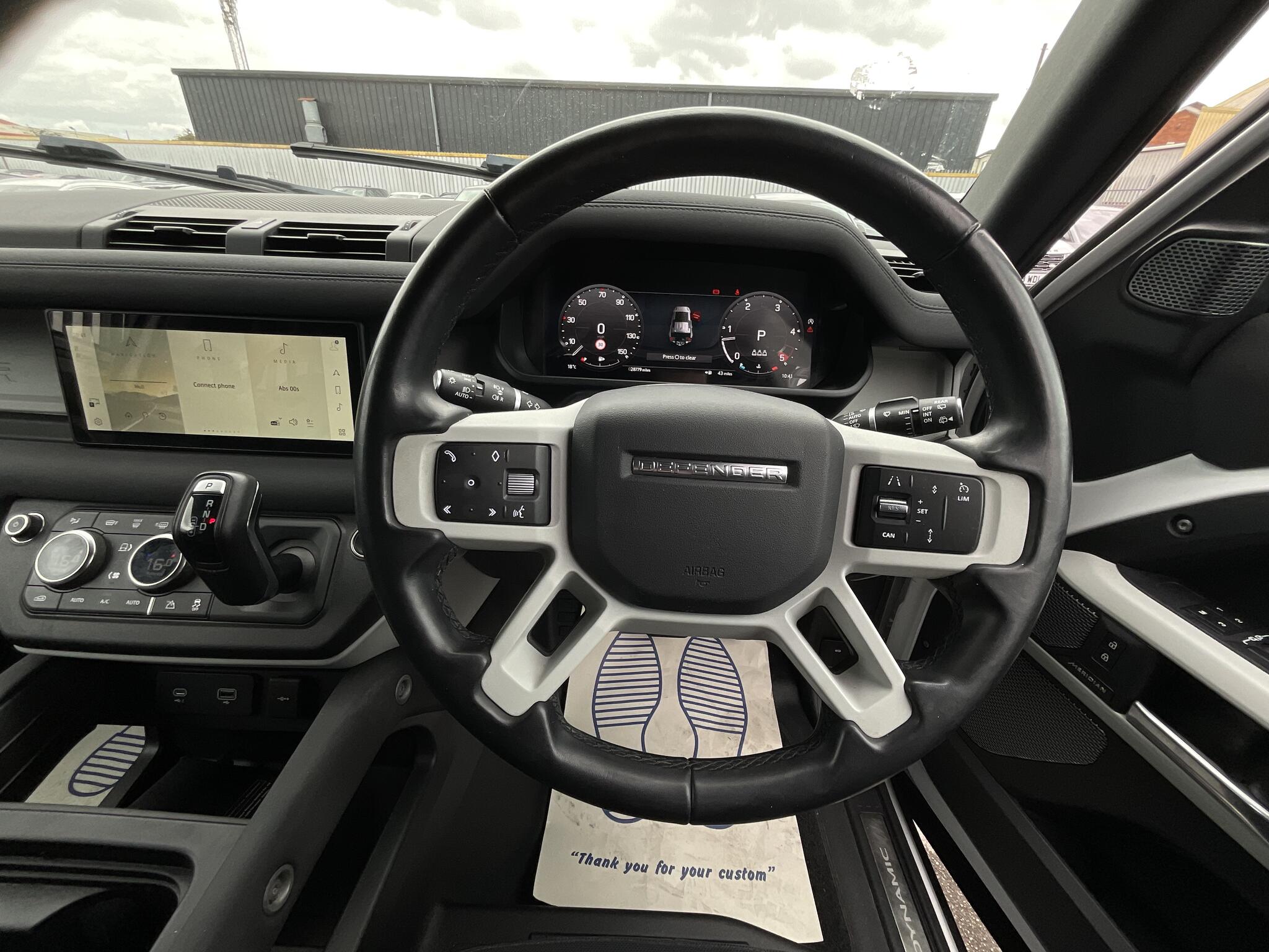 Land Rover Defender 110 view 22