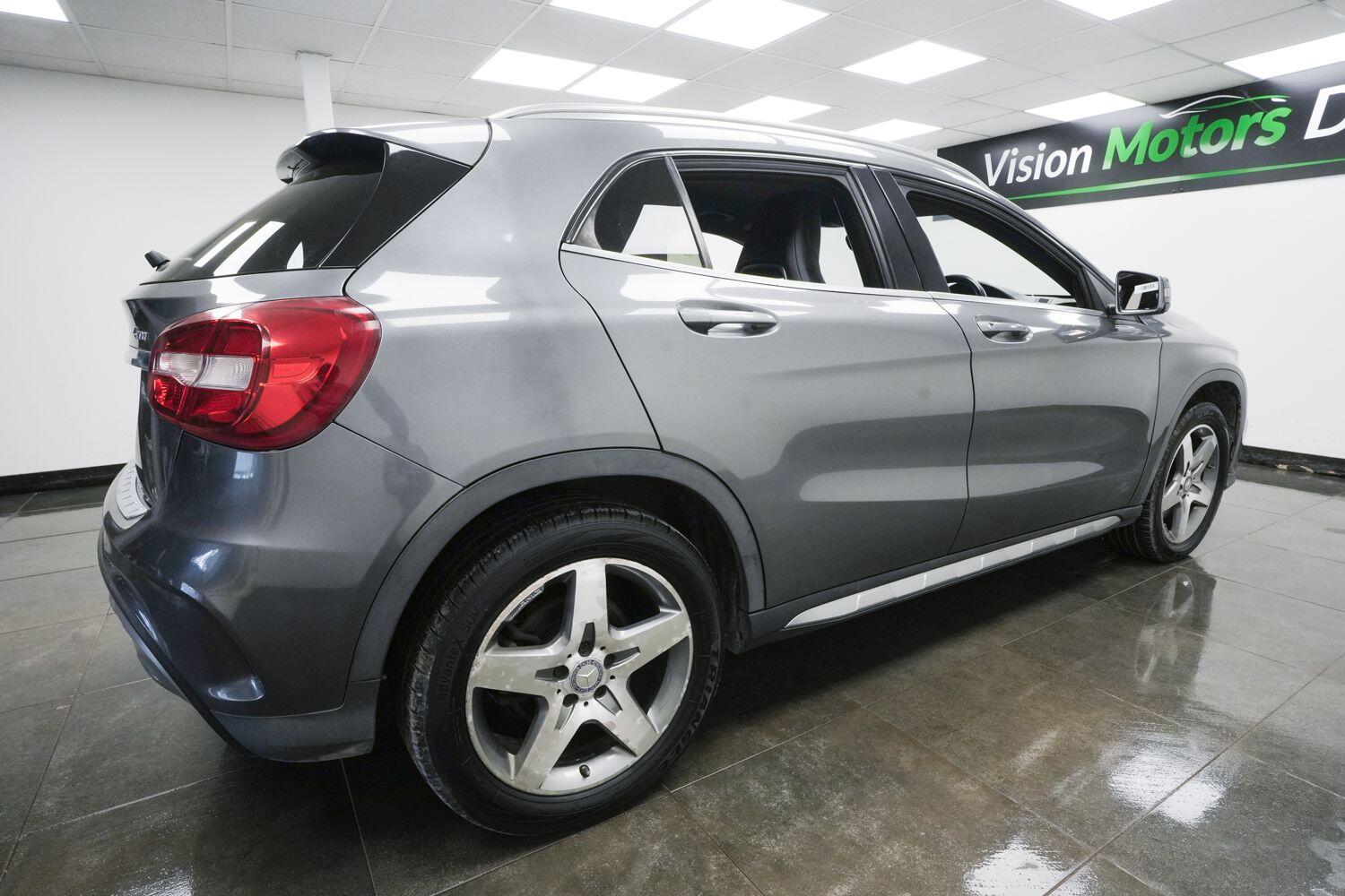 Mercedes-Benz Gla view 3