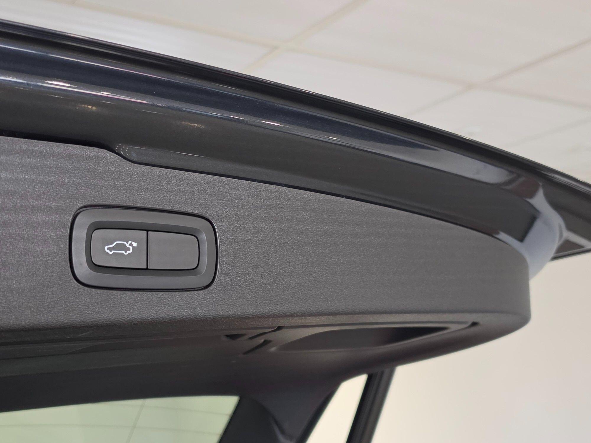 Volvo V60 Cross Country view 43
