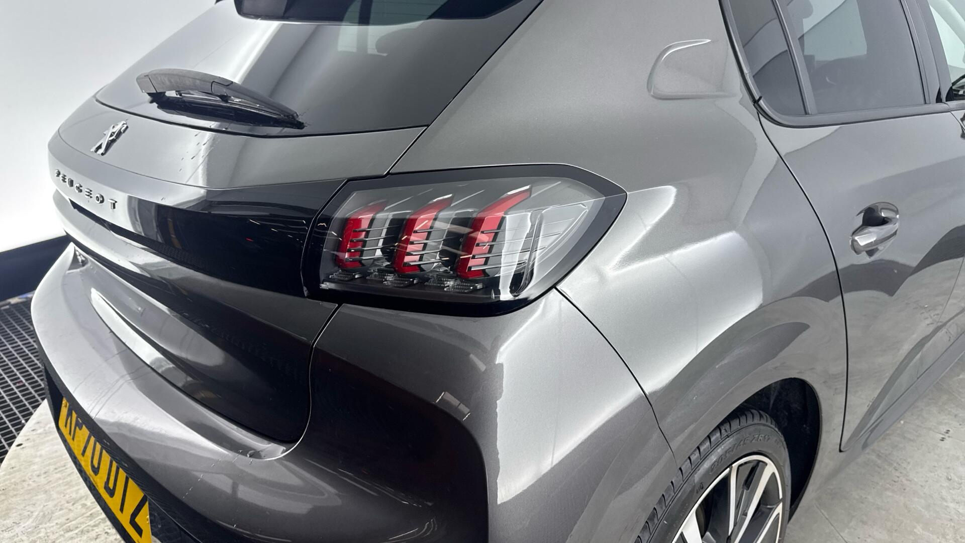Peugeot 208 view 17