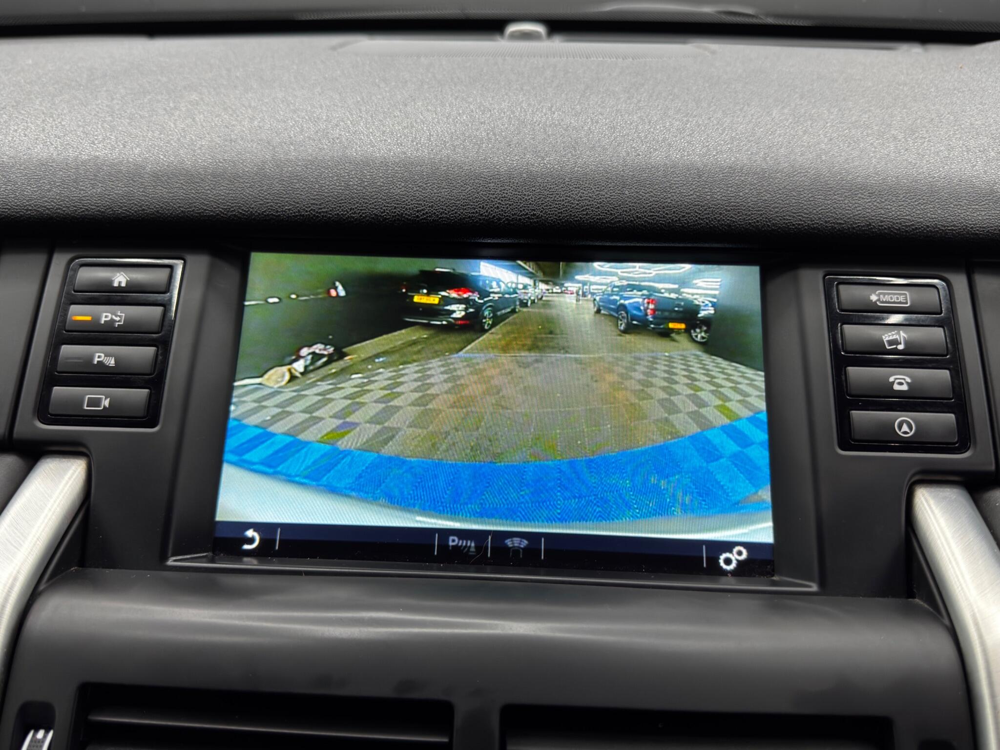 Land Rover Discovery Sport view 32