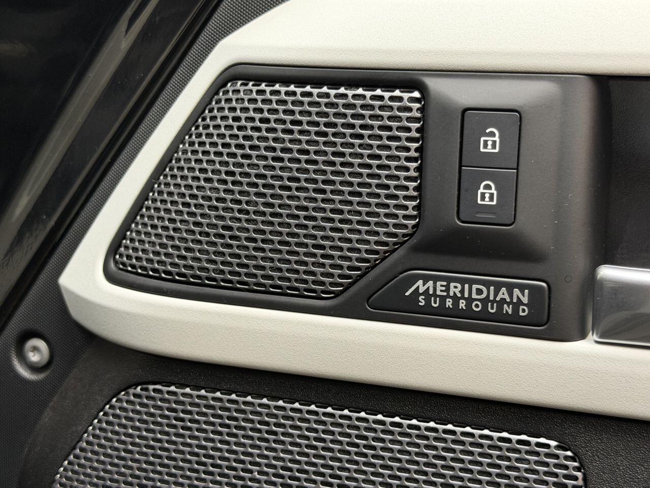 Land Rover Defender 110 view 25